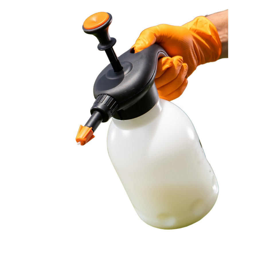 Pressurised spray bottle